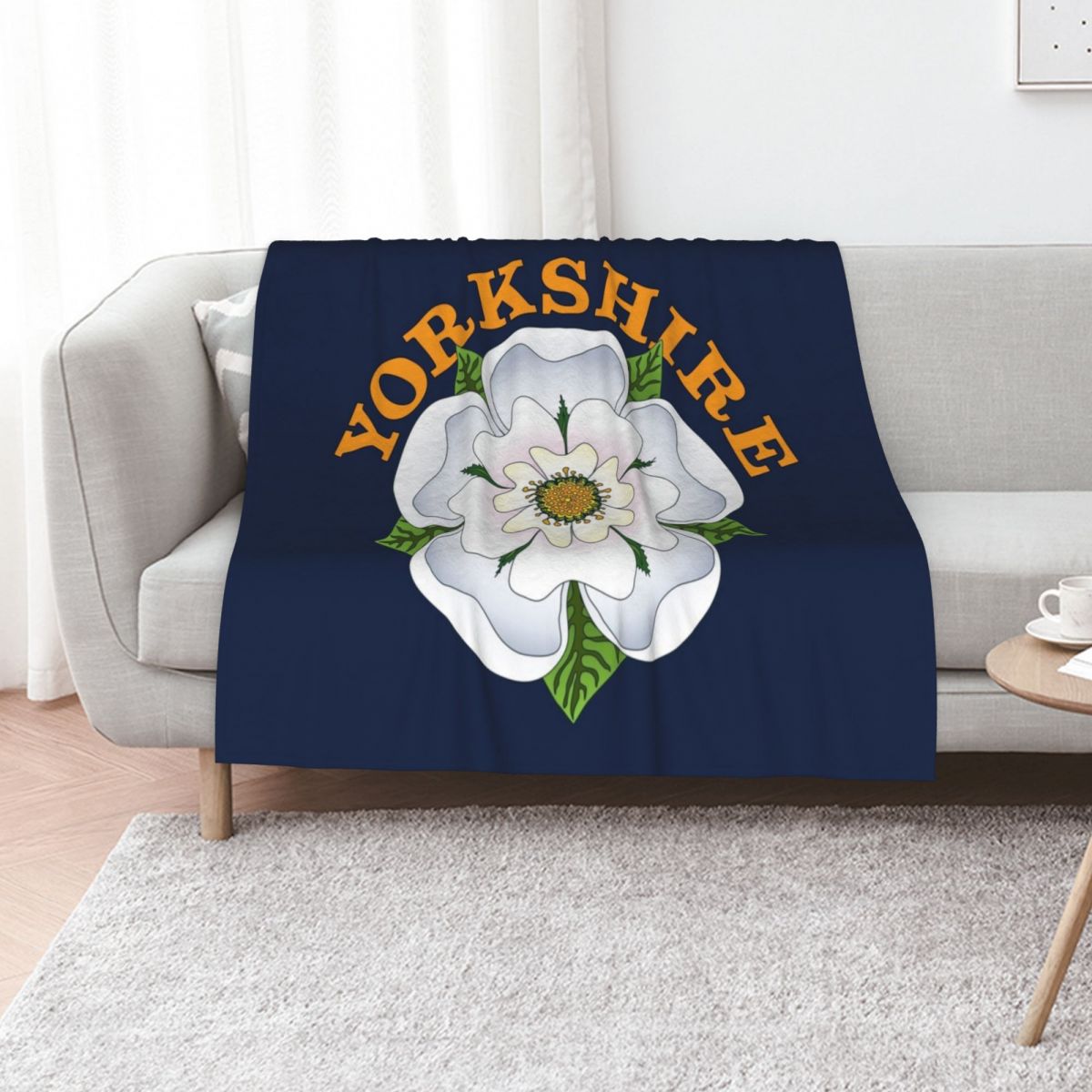 3D Printing Yorkshire - 白いヨークシャーローズ柄の、重みのあるふわふわ素材のブランケット。装飾用、おしゃれなベッドカバー、パーソナライズされたギフト、装飾品としても使えるブランケット。